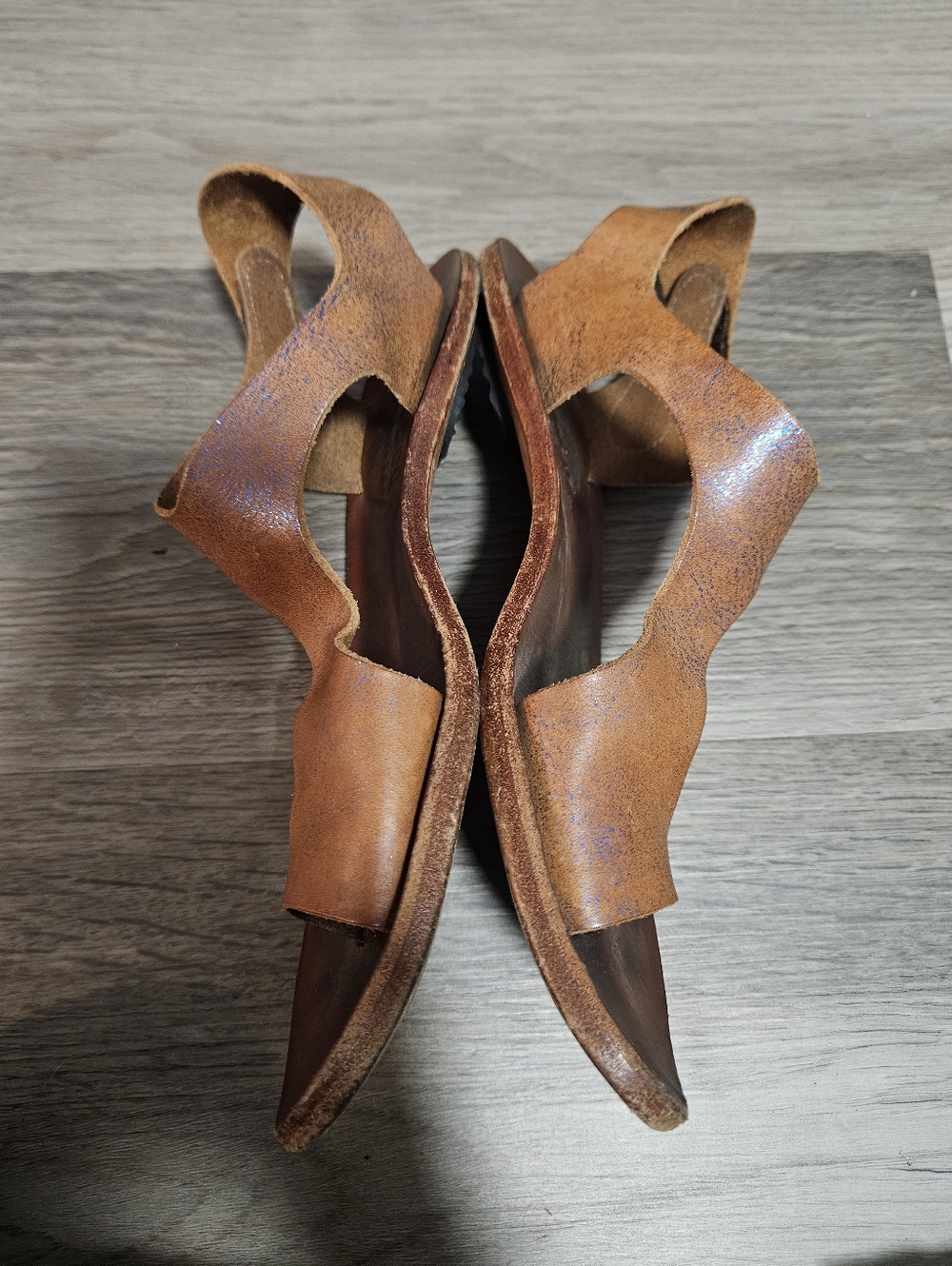 Cydwoq Brown Leather Toe-Loop Sandals - Picture 5 of 7